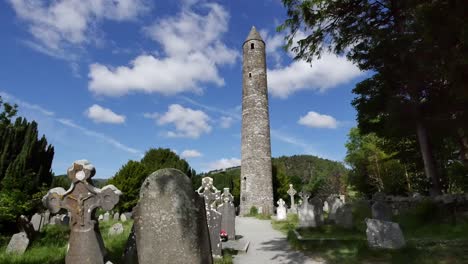 Irland-Glendalough-Rundturm-Am-Keltischen-Klostermorgen