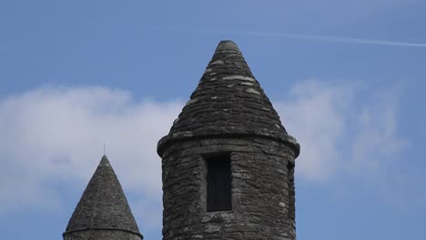 Irland-Glendalough-Runder-Turm-Mit-Vogel