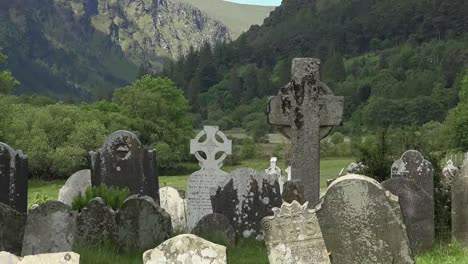 Ireland-Glendalough-With-Cemetery-And-High-Cross-In-Mountain-Valley-Zoom-And-Pan
