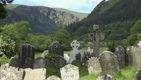 Irland-Glendalough-Mit-Friedhof-Und-Hochkreuz