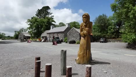 Irland-Kerry-Holzschnitzerei-Und-Steinhaus-Zoom-And-Pan