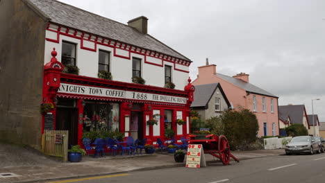 Irland-Portmagee-Street-Mit-Café