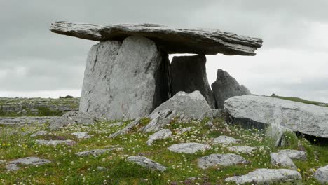 Irland-Poulnabrone-Dolmen-Seitenansicht