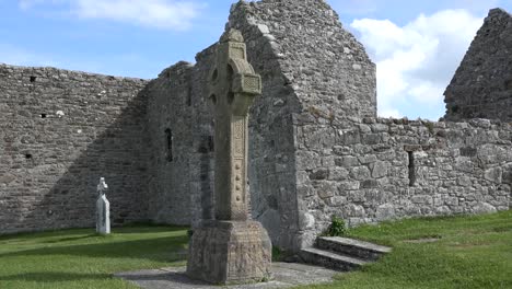 Irland-Clonmacnoise-Kathedralenruine-Und-Keltisches-Kreuz