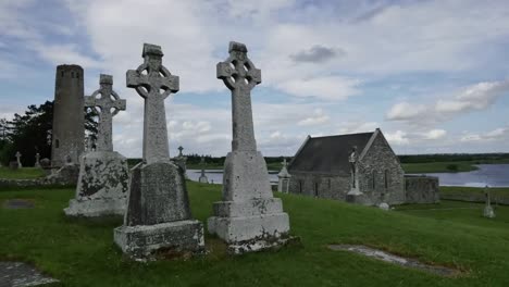 Irland-Clonmacnoise-Keltische-Kreuze-An-Einer-Heiligen-Stätte-At