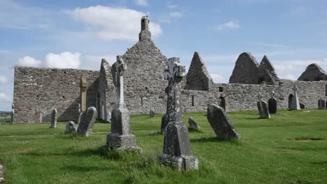 Ireland-Clonmacnoise-Celtic-Crosses-Mark-Graves-Beside-The-Cathedral-Ruins