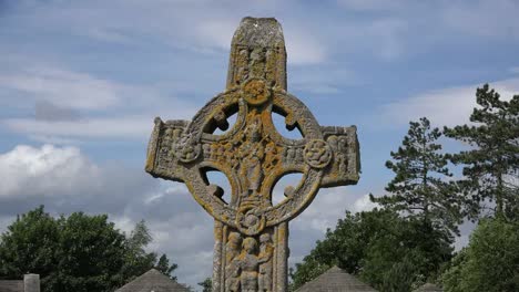 Irland-Clonmacnoise-Christus-Auf-Dem-Hohen-Kreuz-Der-Schrift