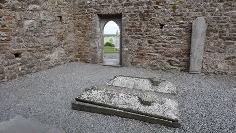 Irlanda-Clonmacnoise-Tumbas-En-El-Piso-De-Una-Iglesia-En-Ruinas