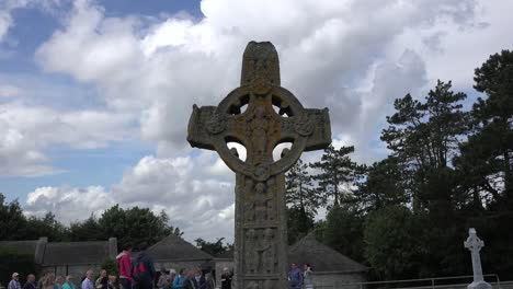 Irland-Clonmacnoise-Schrift-Kreuz-Und-Wolken