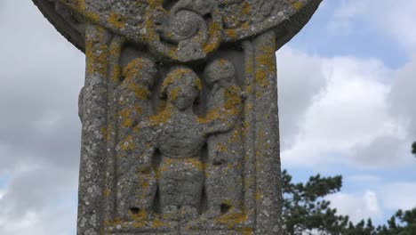 Irland-Clonmacnoise-Schrift-Hochkreuz-Mit-Biblischen-Figuren