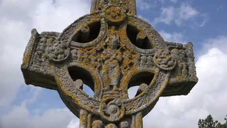 Irlanda-Clonmacnoise-Escritura-Alta-Cruz-Con-Cristo