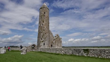 Irland-Clonmacnoise-Ein-Wolkenschatten-Fällt-Auf-Den-Mccarthys-Tower