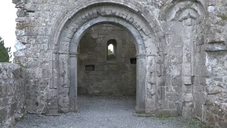 Irlanda-Clonmacnoise-Un-Arco-Conduce-Al-Interior-De-Una-Capilla