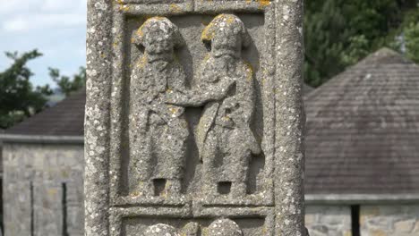 Irland-Clonmacnoise-Geschnitzte-Figuren-Auf-Einem-Hohen-Kreuz
