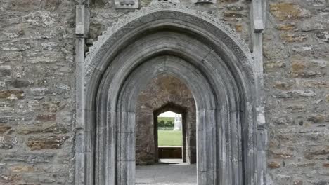 Ireland-Clonmacnoise-Carved-Saints-Decorate-A-Doorway-Tilt