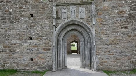 Irland-Clonmacnoise-Geschnitzte-Heilige-Schmücken-Eine-Tür