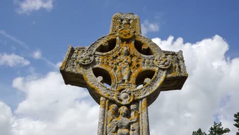 Irland-Clonmacnoise-Wolken-Passieren-Das-Hochkreuz-Der-Schrift