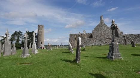 Irlanda-Clonmacnoise-hombre-camina-más-allá-de-la-catedral