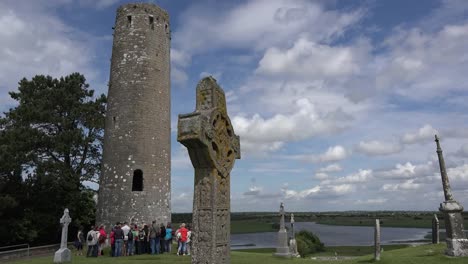 Irland-Clonmacnoise-Pilger-Und-Touristen-Versammeln-Sich-An-Einem-Runden-Turm