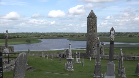 Irland-Runder-Turm-Clonmacnoise-Am-Shannon-Fluss