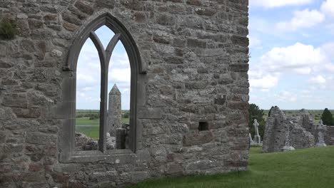 Irland-Clonmacnoise-Rundturm-Durch-Ein-Gotisches-Fenster