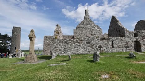 Irlanda-Clonmacnoise-Sol-Ilumina-Las-Piedras-De-La-Catedral