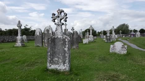 Irland-Clonmacnoise-Grabstein-Mit-Vierseitigem-Kreuz