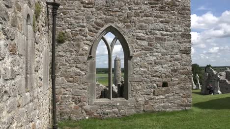 Irland-Clonmacnoise-Turm-Durch-Ein-Gotisches-Fenster-In-Der-Sonne-In