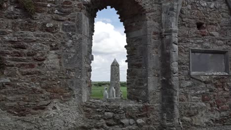 Irlanda-Clonmacnoise-Vista-De-Una-Torre-Redonda-A-Través-De-Una-Ventana