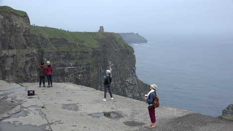 Irland-County-Clare-Klippen-Von-Moher-Vier-Touristen-Sightseeing