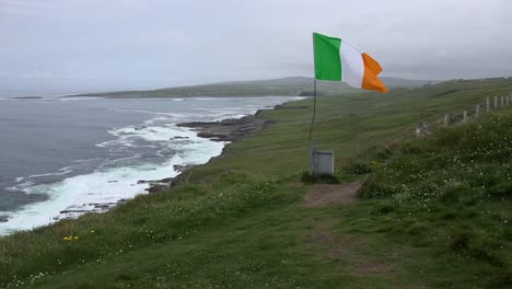 Irland-County-Clare-Blick-Entlang-Der-Küste-Mit-Irischer-Flagge