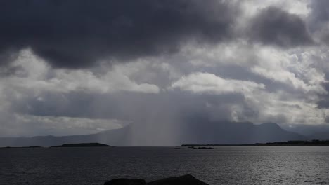 Irland-County-Galway-Dunkle-Wolken-Und-Regen
