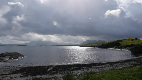 Condado-De-Irlanda-Galway-Sol-Sobre-El-Agua-Con-Nubes