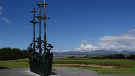 Irland-County-Mayo-Sarg-Schiffsskulptur-Und-Blauer-Himmel