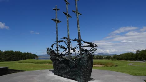 Irland-County-Mayo-Sarg-Schiff-Skulptur