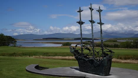 Irland-County-Mayo-Sarg-Schiff-Statue
