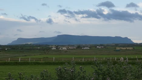 Irland-Grafschaft-Sligo-Benbulbin-In-Der-Ferne
