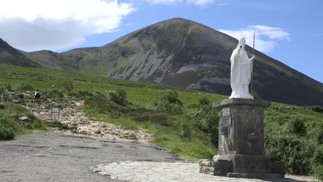 Irlanda-Croagh-Patrick-Estatua-Y-Camino-A-La-Montaña