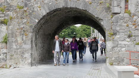 Ireland-Galway-City-Tourists-Walk-Under-The-Spanish-Arch