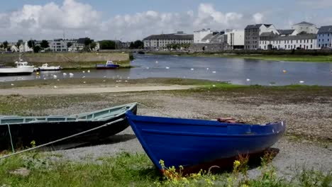 Irlanda-Galway-City-Barcos-A-Lo-Largo-De-Bay-Shore-Pan