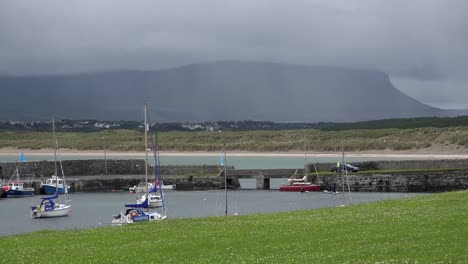 Irland-Mullaghmore-Boote-In-Einem-Bootshafen