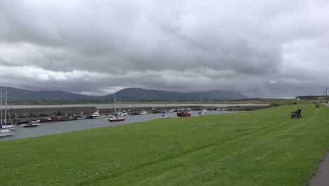 Irland-Mullaghmore-Rasen--Und-Bootshafen