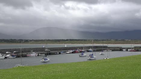 Irland-Mullaghmore-Regen-über-Ben-Bulbin-Pfanne