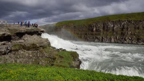 Island-Gulfoss-Wasserfall-Mit-Menschen,-Die-Beobachten