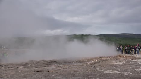 Island-Haukadalur-Strokkur-Geysir,-Der-Für-Die-Menge-Ausbricht