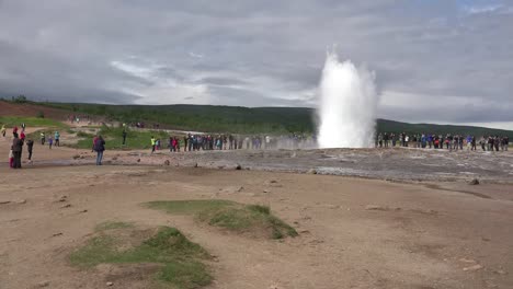 Island-Haukadalur-Strokkur-Geysir-Bricht-Für-Menschenmenge-Aus