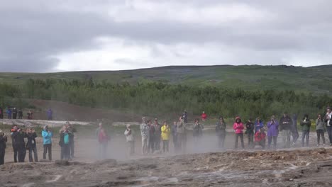 Island-Haukadalur-Strokkur-Geysir-Mit-Touristen,-Die-Den-Ausbruch-Beobachten-Watching