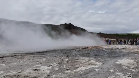 Island-Haukadalur-Leute-Warten-Auf-Strokkur-Geysir-Pfanne