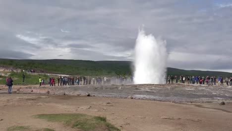 Iceland-Haukadalur-People-Wait-For-Strokkur-Geyser-To-Erupt-Pan