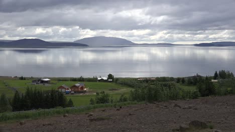 Island-See-Pingvallavatn-Mit-Häusern-Am-Ufer